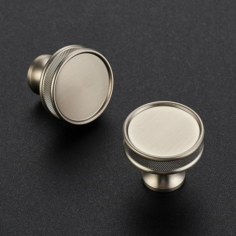 Paquet de 25 boutons d'armoire en nickel brossé, poignées de tiroir moletées pour armoires de cuisine, commodes et quincaillerie de meuble, comprend deux longueurs de vis pour une installation facile