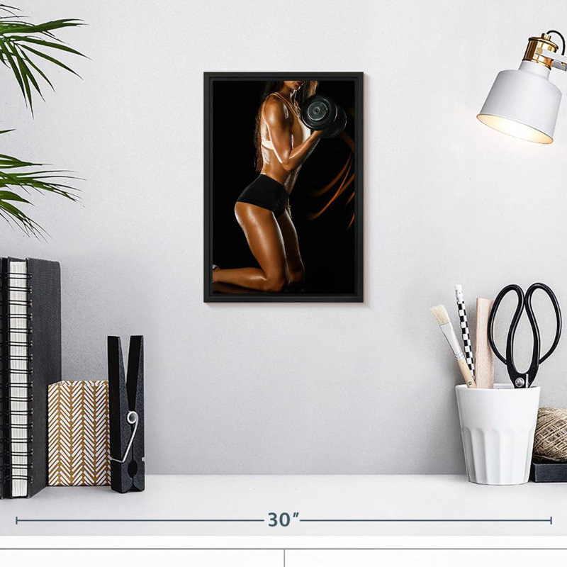 Dame soulevant des haltères, 9 po x 13 po, Cadre flottant noir