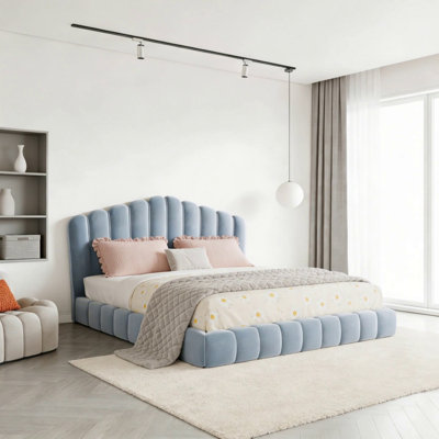 Grand lit tapissier en velours