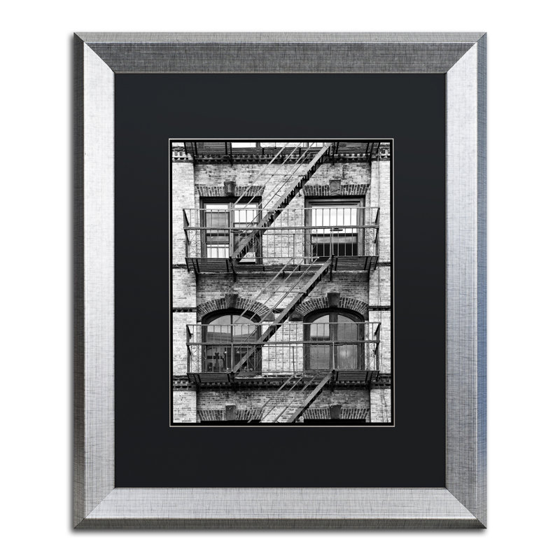 Photographie sur toile encadrée "fire escape manhattan" par philippe hugonnard,, H 14 po x l 11 po x P 0,5 po, Noir mat