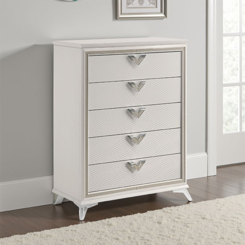 Commode haute Dery, 5 poignées triangulaires en chrome, blanc, or