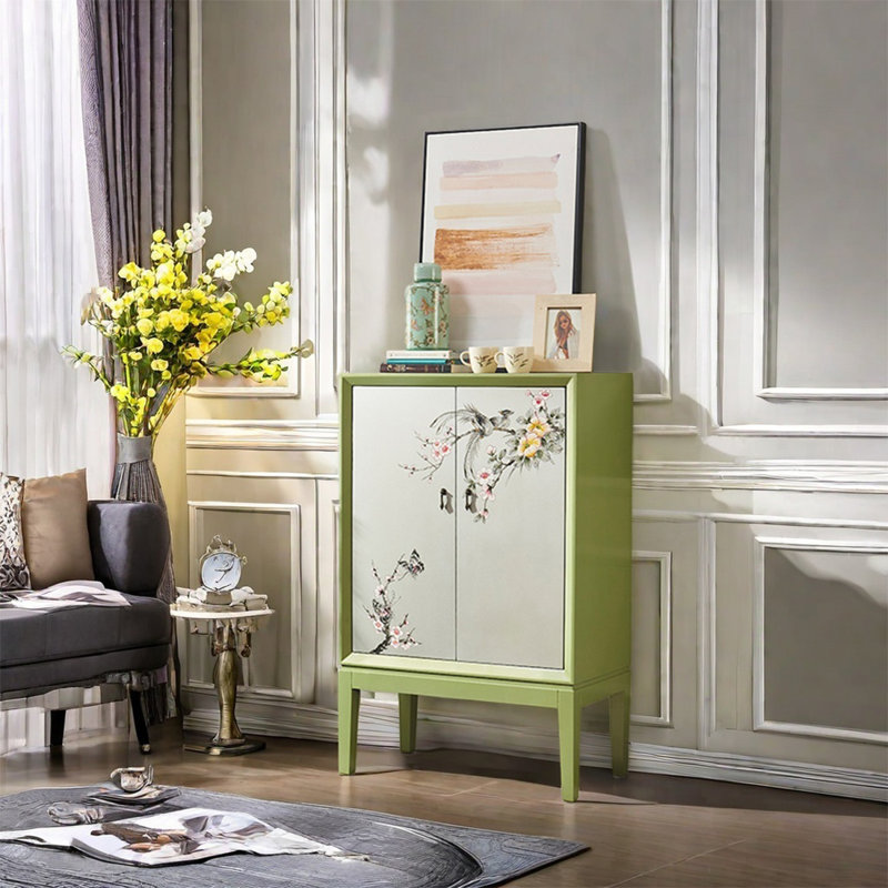 Armoire peinte à la main avec détails sculptés
