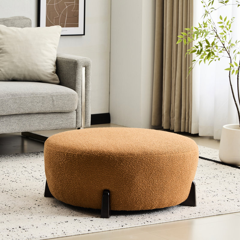 Citrouille ronde orange avec boucle et pieds en bois évasés, pour une assise supplémentaire en tant que table d'appoint fonctionnelle