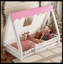 Lit simple au sol avec tente et lit de camp en bois massif avec garde-corps pleine longueur, design Montessori et enfantin, blanc et rose-827210734-827210732