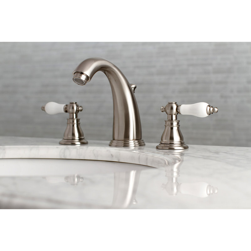 Robinet de salle de bain espacé à deux poignées à 3 poignées et fixation sur le comptoir avec bonde escamotable Kingston Brass