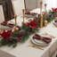 Guirlande de Noël pré-illuminée de 1,80 m avec 30 lumières DEL, poinsettias à carreaux, pommes de pin et baies rouges