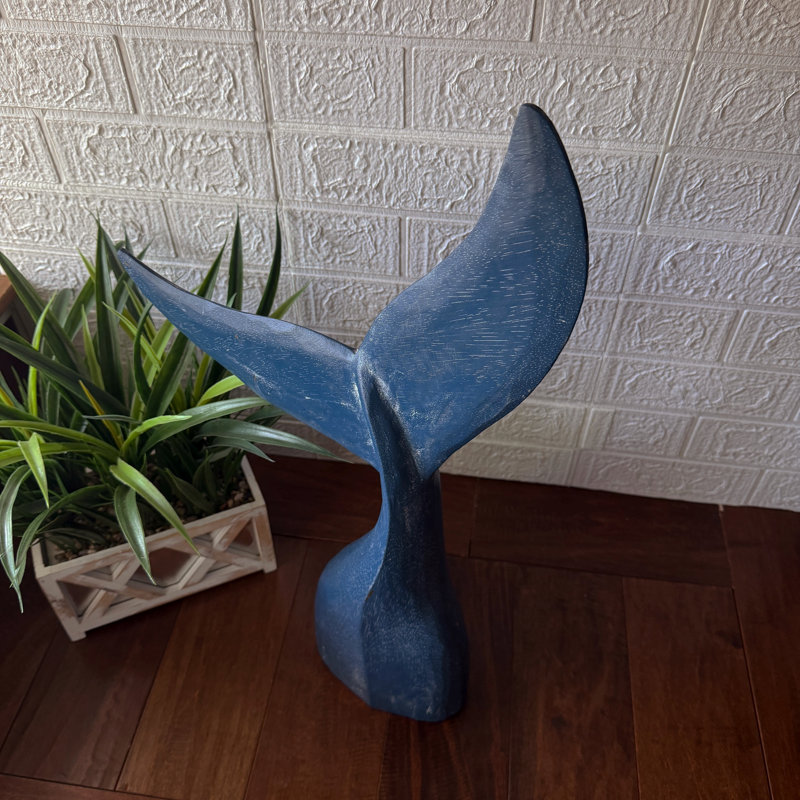 Sculpture de queue de baleine en bois bleu côtier, faite à la main, avec une finition blanchie à la chaux patinée, 63,5 cm de hauteur