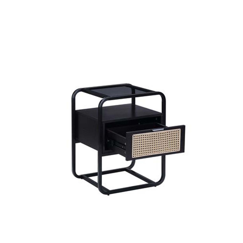 Charmante table d'appoint en métal avec insert en rotin pour espaces élégants