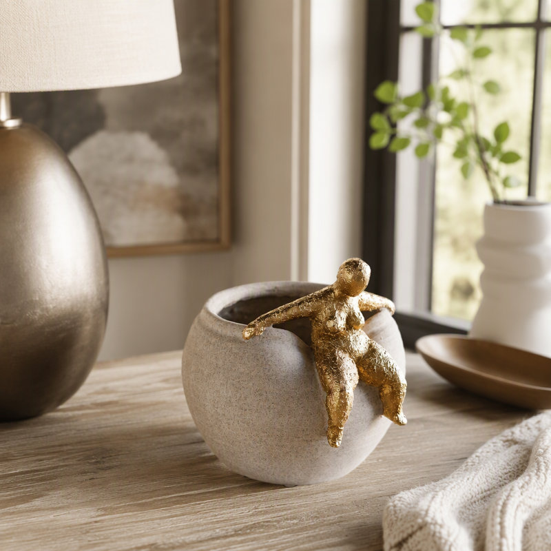 Jardinière ronde 9,3 x 8,8 x 8,8 avec figurine abstraite drapée sur jante