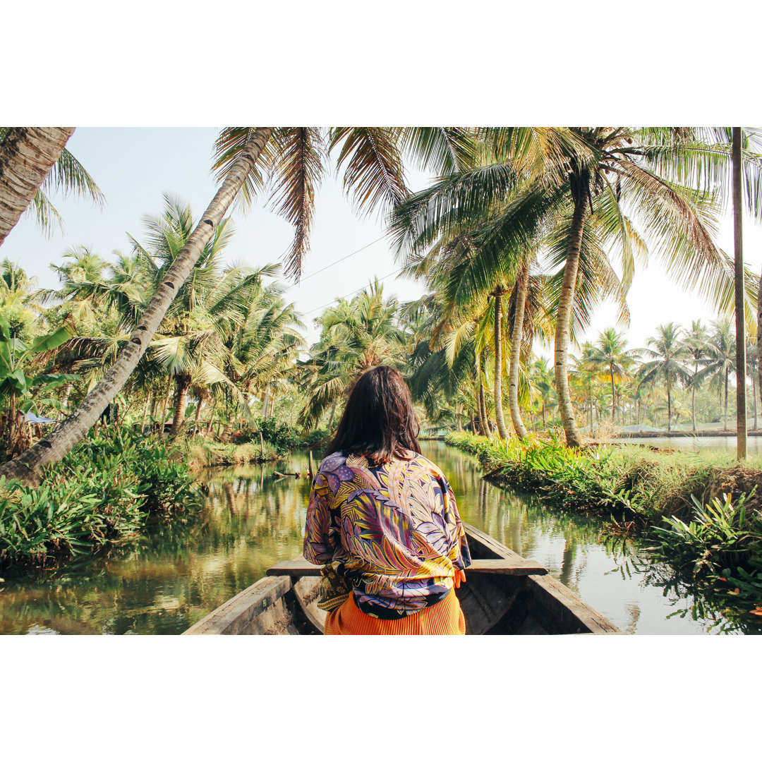 Junge Frau fährt mit dem Kajak durch die Backwaters von Monroe Island by SolStock - Ohne Rahmen auf Leinwand drucken