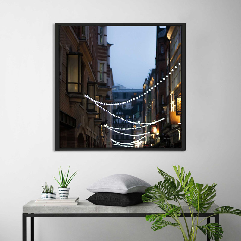 «Lights in Soho», reproduction de photo, H 27,5 po x l 27,5 po x P 2 po, Cadre flottant noir