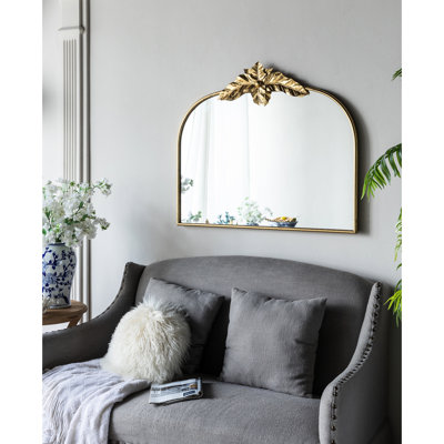 Le miroir mural arqué de 39,5 po x 35 po doré, cadre en métal, améliore l'esthétique de la chambre à coucher avec le miroir à réflexion naturelle de 35 po.