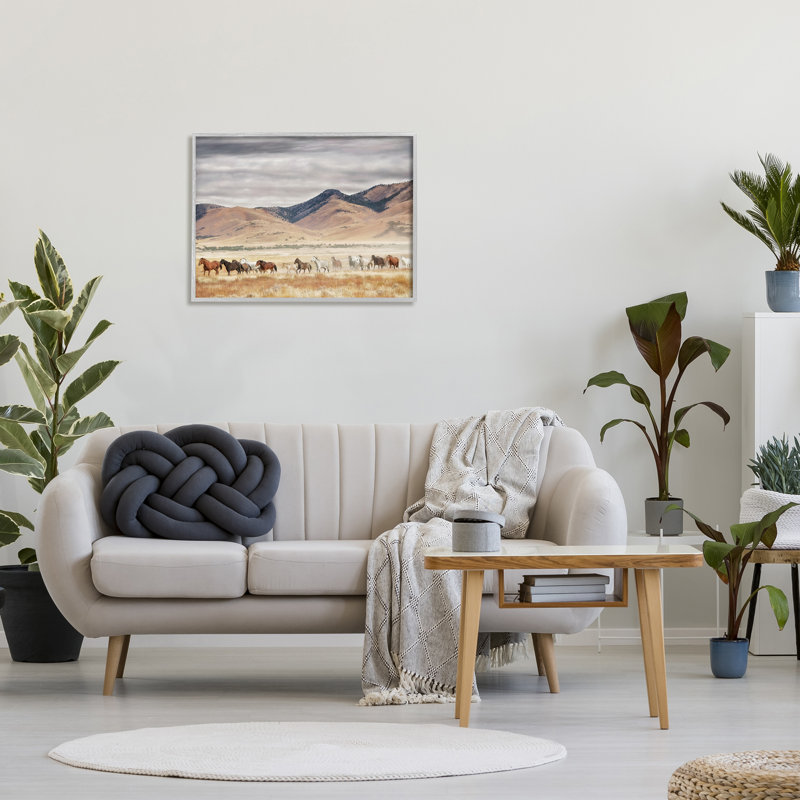 Chevaux sauvages parcourant un paysage occidental sur fond gris surdimensionné, estampe numérique sur toile, art texturé par PH Burchett