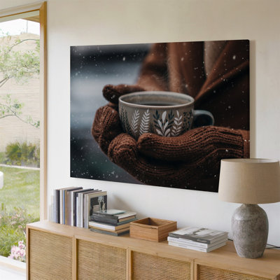 Toile, une scène d'hiver douillette avec une paire de mains chaleureusement habillées dans des gants bruns texturés, berçant doucement une toile tendue
