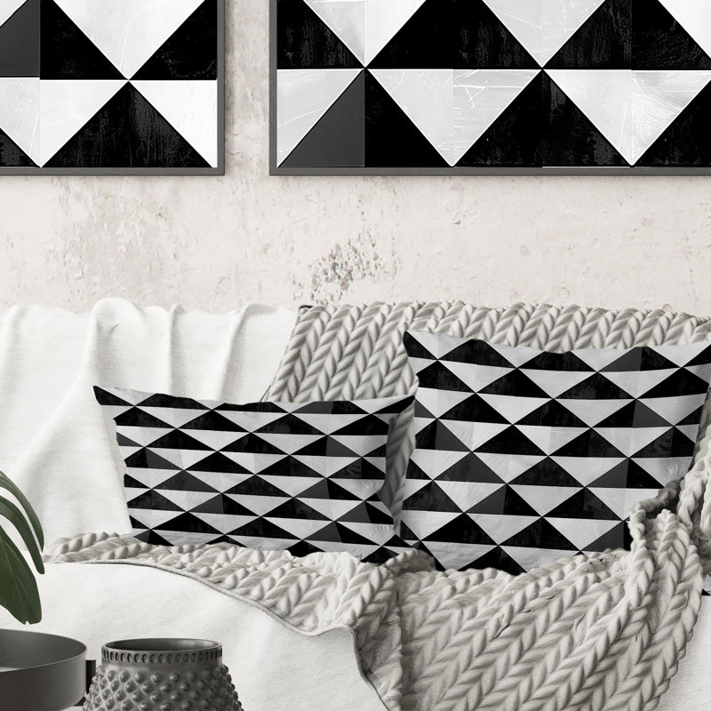 Motif de triangles noirs et blancs I - Coussin décoratif moderne, H 16 po x l 16 po
