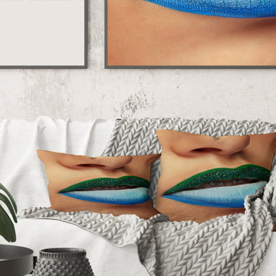 Gros plan sur les lèvres avec housse et insert de coussin carré