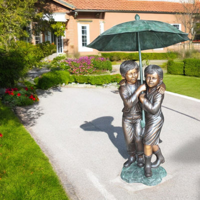 Bronze 2 enfants tenant une fontaine de parasol