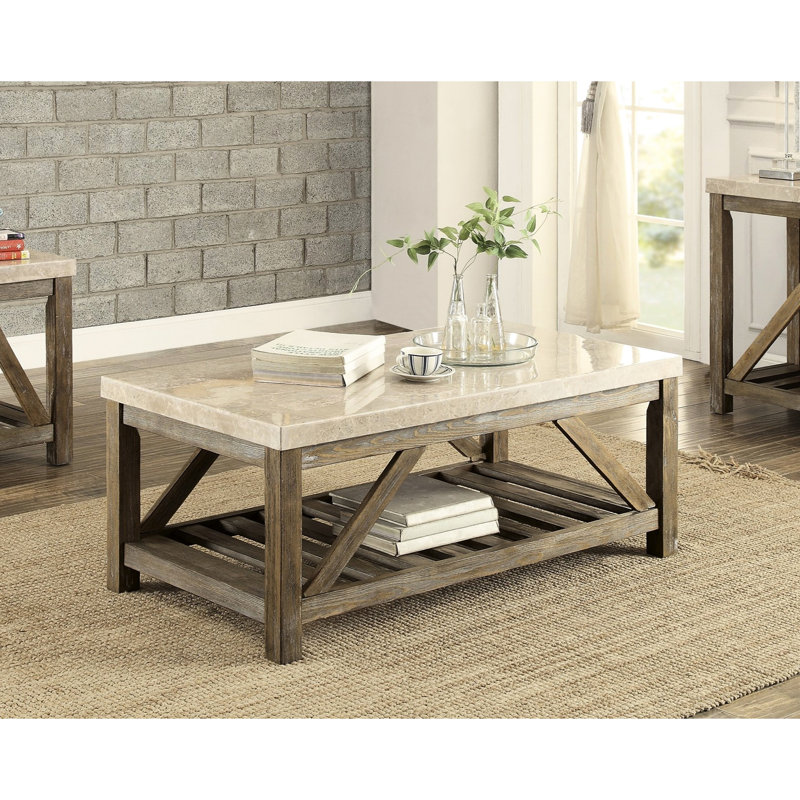 Table basse classique en bois avec plateau en marbre et étagère inférieure inclinée en bois, style industriel vieilli, avec rangement inférieur.