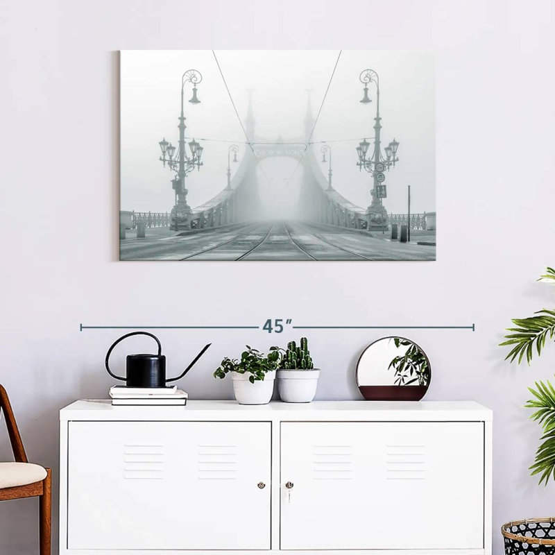 Lilie Foggy Liberty Bridge, H 24 po x l 36 po