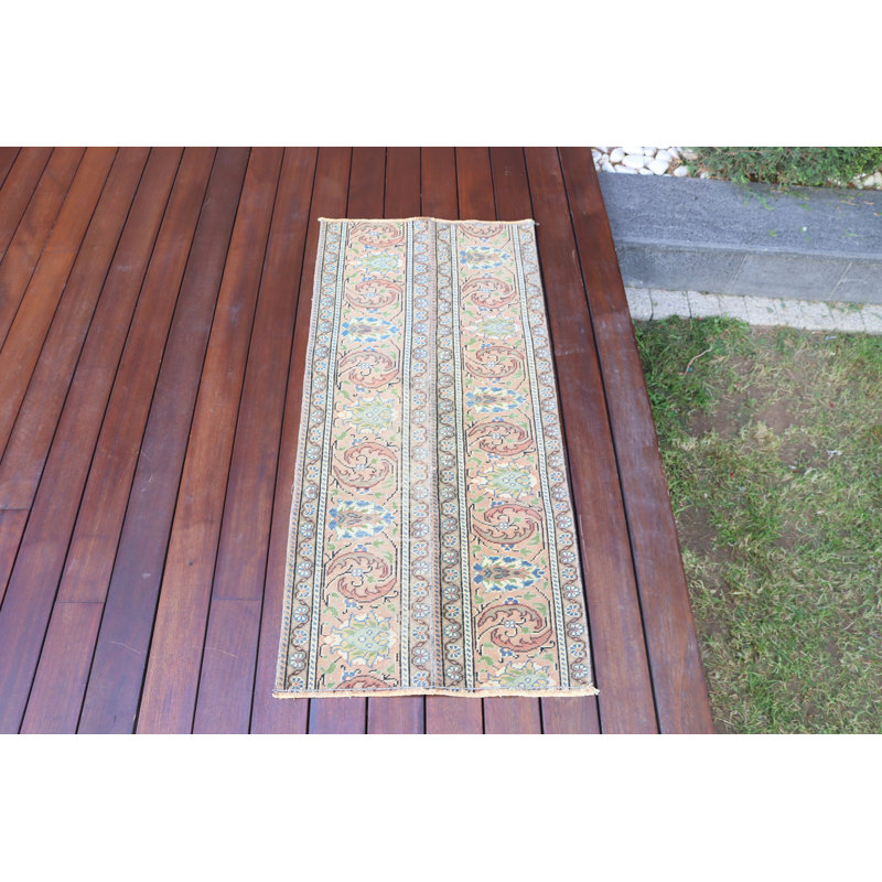 Tapis turc tissé à la main avec des motifs géométriques traditionnels, idéal pour le salon ou la chambre à coucher