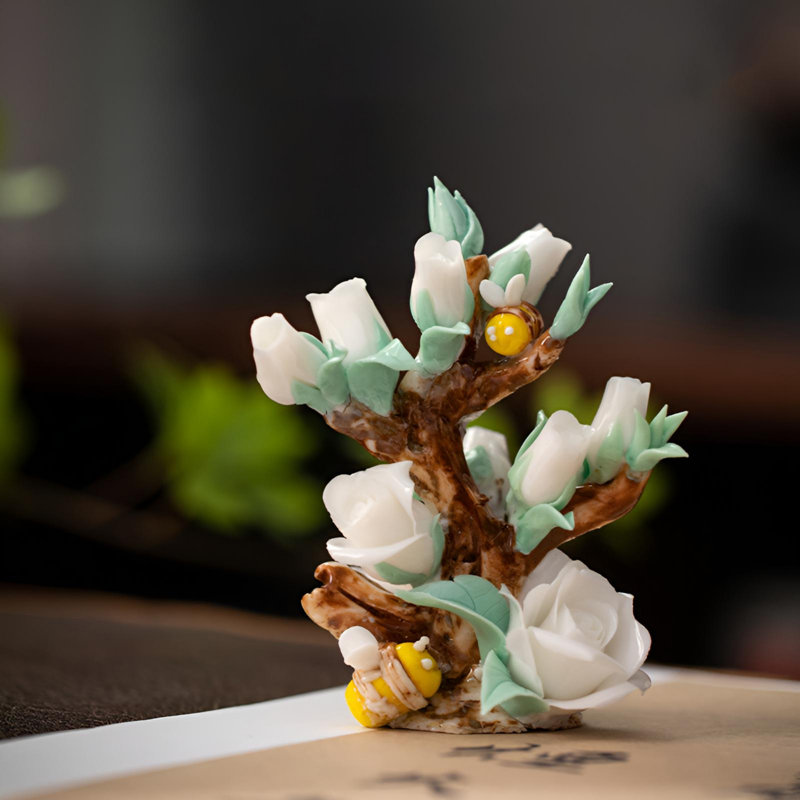 Fleur en céramique méticuleusement fabriquée - Embellissement intérieur élégant
