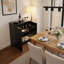 Buffet de style moderne à double porte de 27,5 pouces de largeur avec design encastré, avec poignées en métal, ouvertures de gestion des câbles à l'arrière et base en bois