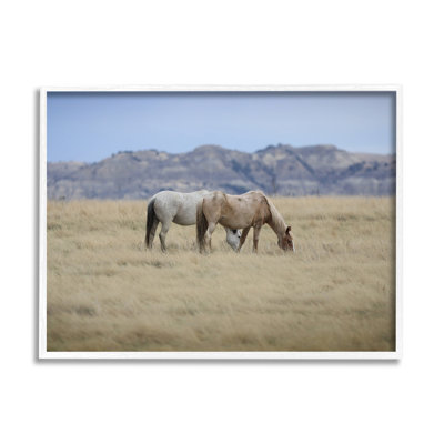 Chevaux sauvages broutant de hautes herbes, paysage de campagne gris, ferme rustique, estampe numérique, art texturé par Daniel Sproul
