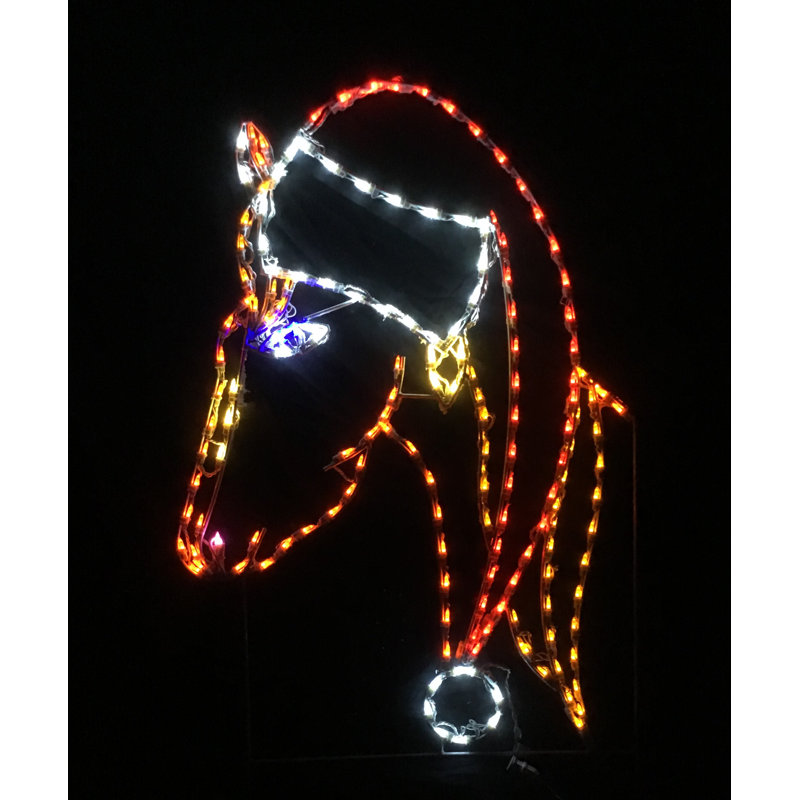 Cheval portant un chapeau de père Noël éclairé
