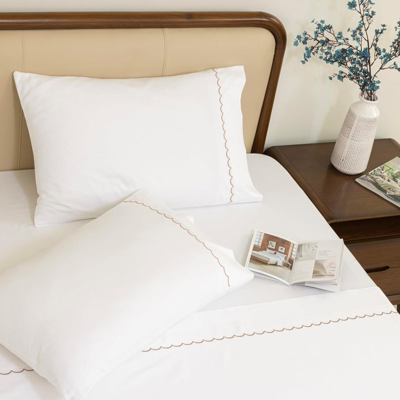 Ensemble de draps en satin de coton 100% Dreamology, drap brodé, drap de lit très grand, doux et infroissable, poche profonde de 16 po, 4 pièces comprenant 1 drap-housse, 1 drap plat et 2 taies d'oreiller (doré)