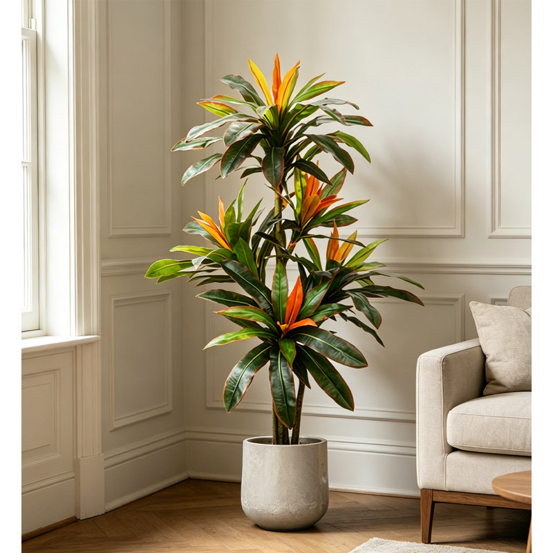 Plantes vertes artificielles de luxe et luxueuses avec des plantes en pot d'hibiscus rouges. Ornements de décoration pour plancher d'intérieur.
