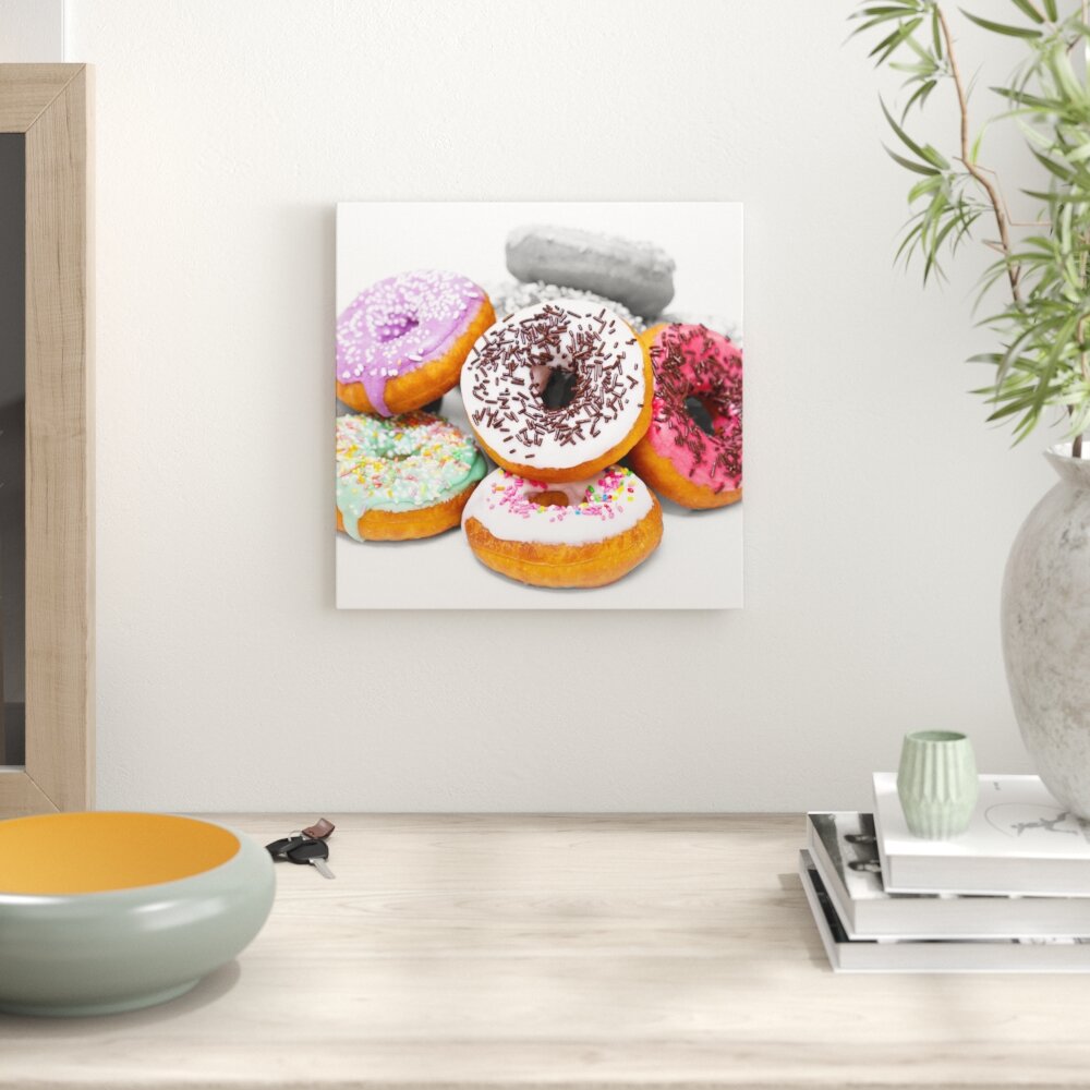 Leinwandbild Donut mit Glasur und Liebesperlen