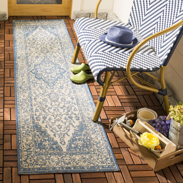 Girard Hooked Cream/Blue Indoor/Outdoor Rug