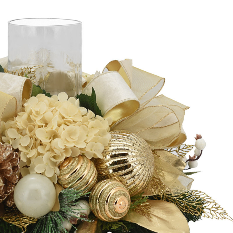 Centre de table des Fêtes avec hortensias, ornements, pommes de pin, baies et arcs