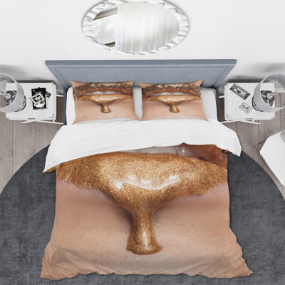 Close-Up Make-Up Of Gold Liquid Lips - Modern Duvet Cover Set - Microfiber Polyester