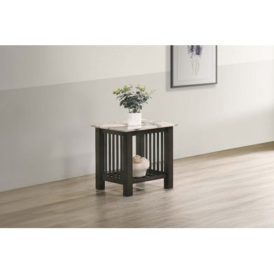 Table de bout moderne et contemporaine avec plateau en faux marbre et pieds en noyer antique