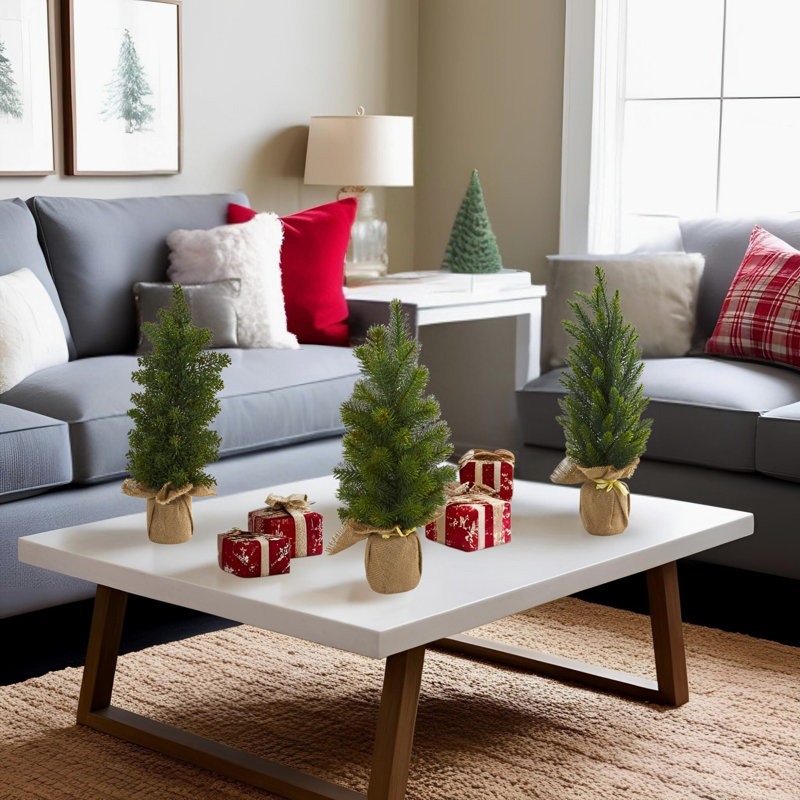3 arbres de feuillage artificiel dans un ensemble libre