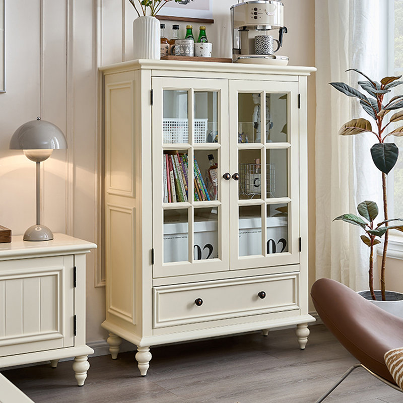 Blanc massif + bois manufacturé + vitrines