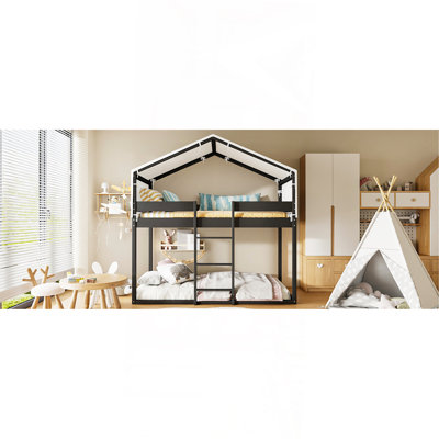 Lit superposé simple au-dessus d'un lit simple en bois avec tente, espresso