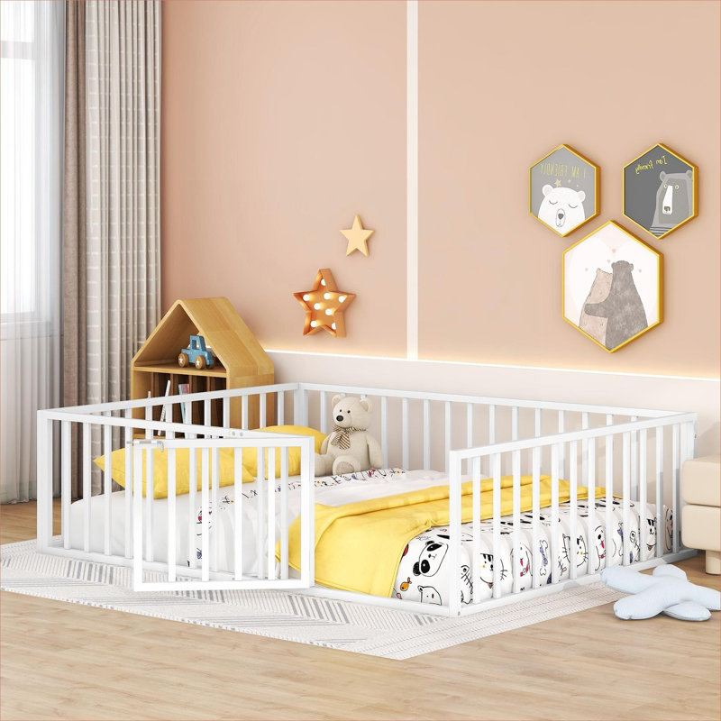 Structure de lit d'enfant pour grand lit, conception fonctionnelle avec clôture et porte, fabrication en métal blanc éclatant