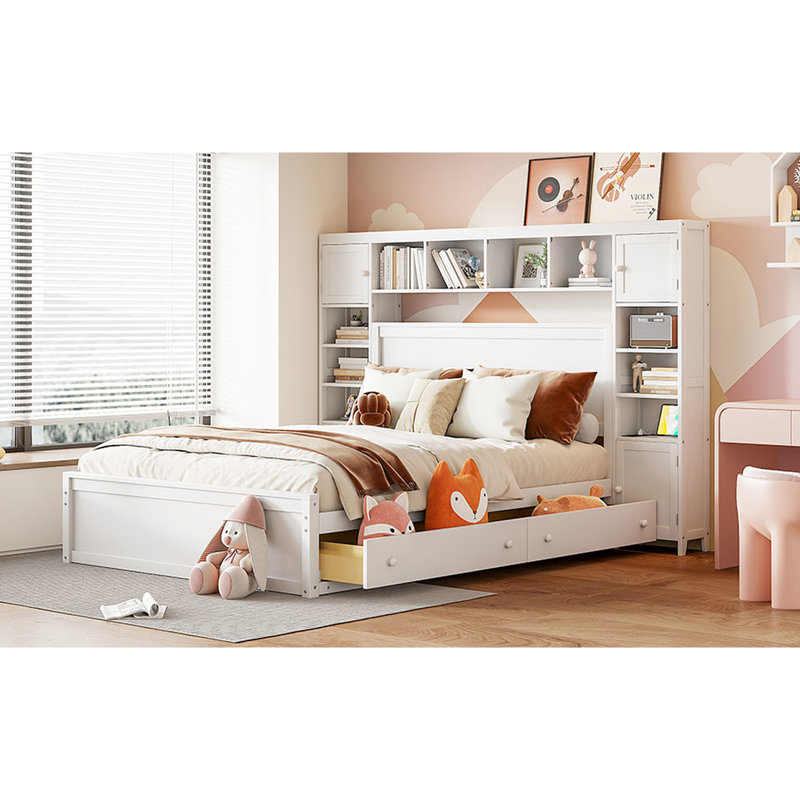 Grand lit avec de nombreuses solutions de rangement - Tête de lit et dessous en bois massif. Une des caractéristiques électriques crée une chambre relaxante.