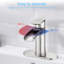 Robinet pour salle de bain à poignée simple avec cascade et bec-107928629