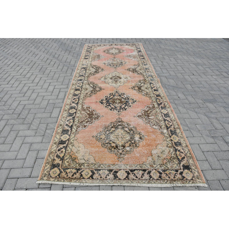 Tapis turc de style bohémien avec motif de médaillon géométrique rose pour un élégant décor de couloir