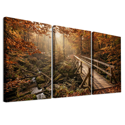 Pont en bois sur un ruisseau dans la forêt d'automne, ensemble de 3 toiles