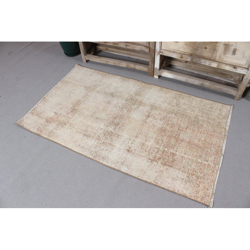 Petit tapis beige rétro vintage neutre, idéal pour les petits espaces et rehaussant le décor de la pièce avec un design Oushak authentique