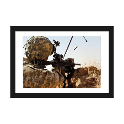 «US Army Soldier Engages Enemy Force In A Small Arms Fire Fight In Harper» par Stocktrek Images - impression sur toile tendue