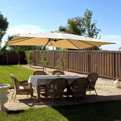 Parasol rectangulaire en porte-à-faux décalé beige en aluminium avec rotation à 360 ° Hailar 9 pi x 11 pi Ronae