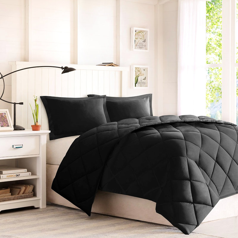 Couette King 3 m - Noire, Réversible, Matelassage en losanges, Garnissage synthétique, 2 taies d'oreiller, Traitement antitaches, Design élégant, Style artistique