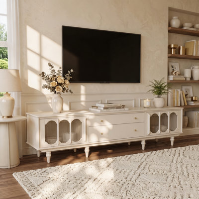 Meuble télé 78,74 po de style champêtre pour téléviseurs de 75 à 85 po, console de télévision blanc crème avec portes en verre cannelées arquées et tiroirs de rangement, meuble télé de campagne moderne pour le salon