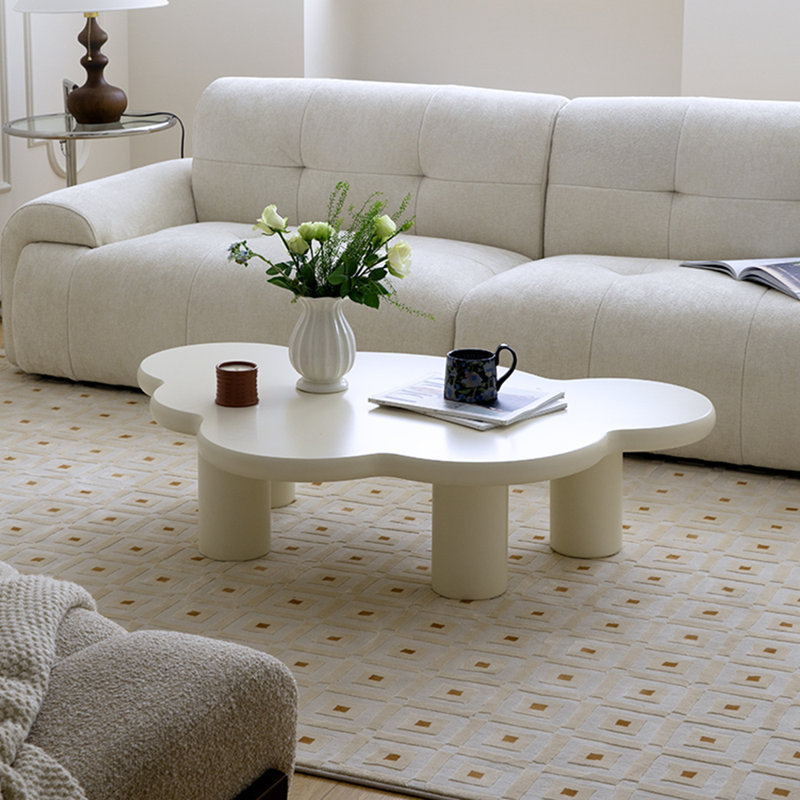 Table basse légère et somptueuse crème