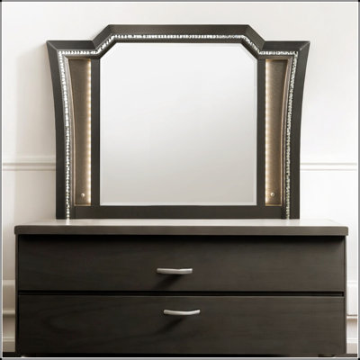 Miroir arqué Kaitlyn à DEL avec bordure scintillante et bord biseauté pour une décoration intérieure élégante